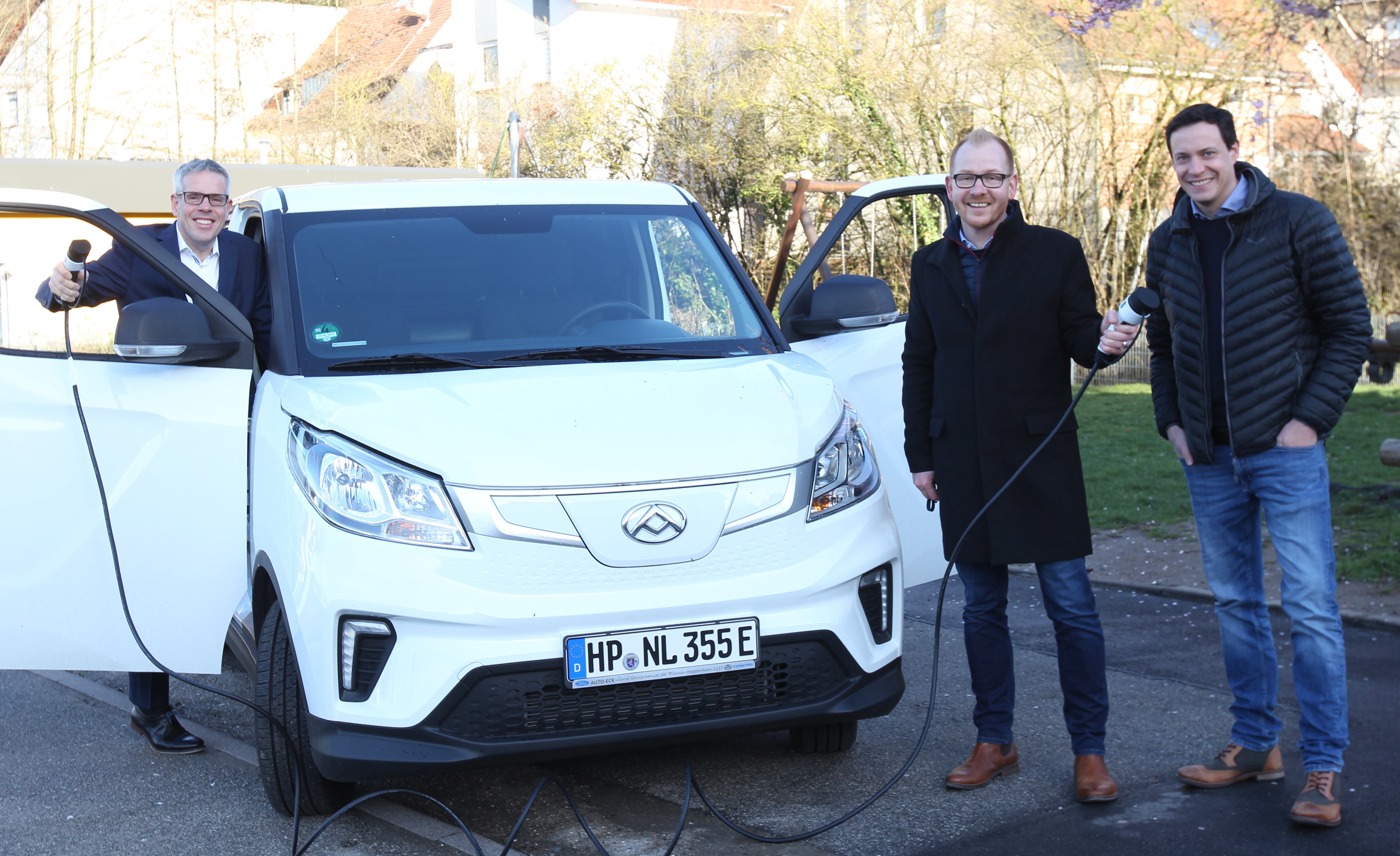 Ein weiterer Schritt in Richtung Klimaneutralität: Die Kreisverwaltung hat das erste voll batterie-elektrische Fahrzeug für den Eigenbetrieb Schule und Gebäudewirtschaft angeschafft. Auf dem Bild (v.l.n.r.): Landrat Christian Engelhardt sowie die Betriebsleitung des Eigenbetriebes Schule und Gebäudewirtschaft des Kreises Johannes Kühn und Simon Menden. Ein weiterer Schritt in Richtung Klimaneutralität: Die Kreisverwaltung hat das erste voll batterie-elektrische Fahrzeug für den Eigenbetrieb Schule und Gebäudewirtschaft angeschafft. Auf dem Bild (v.l.n.r.): Landrat Christian Engelhardt sowie die Betriebsleitung des Eigenbetriebes Schule und Gebäudewirtschaft des Kreises Johannes Kühn und Simon Menden.