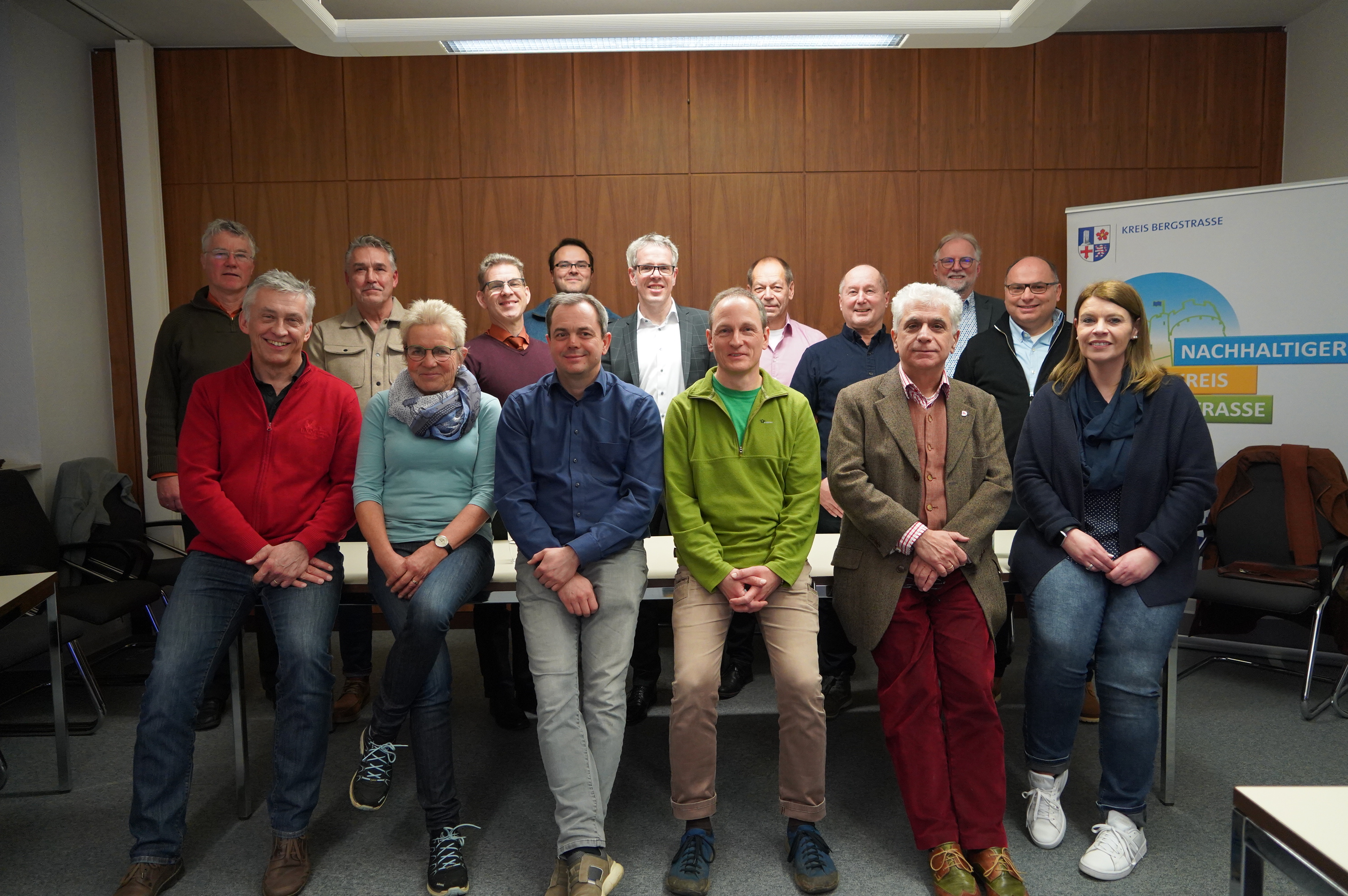 Landrat Christian Engelhardt (hinten, Mitte) und der Klimaschutzmanager des Kreises Bergstraße, Reiner Pfuhl (hinten, 2.v.r.) begrüßten die neu ausgebildeten BürgerSolarBerater aus dem Raum Bensheim-Bürstadt. Landrat Christian Engelhardt (hinten, Mitte) und der Klimaschutzmanager des Kreises Bergstraße, Reiner Pfuhl (hinten, 2.v.r.) begrüßten die neu ausgebildeten BürgerSolarBerater aus dem Raum Bensheim-Bürstadt.