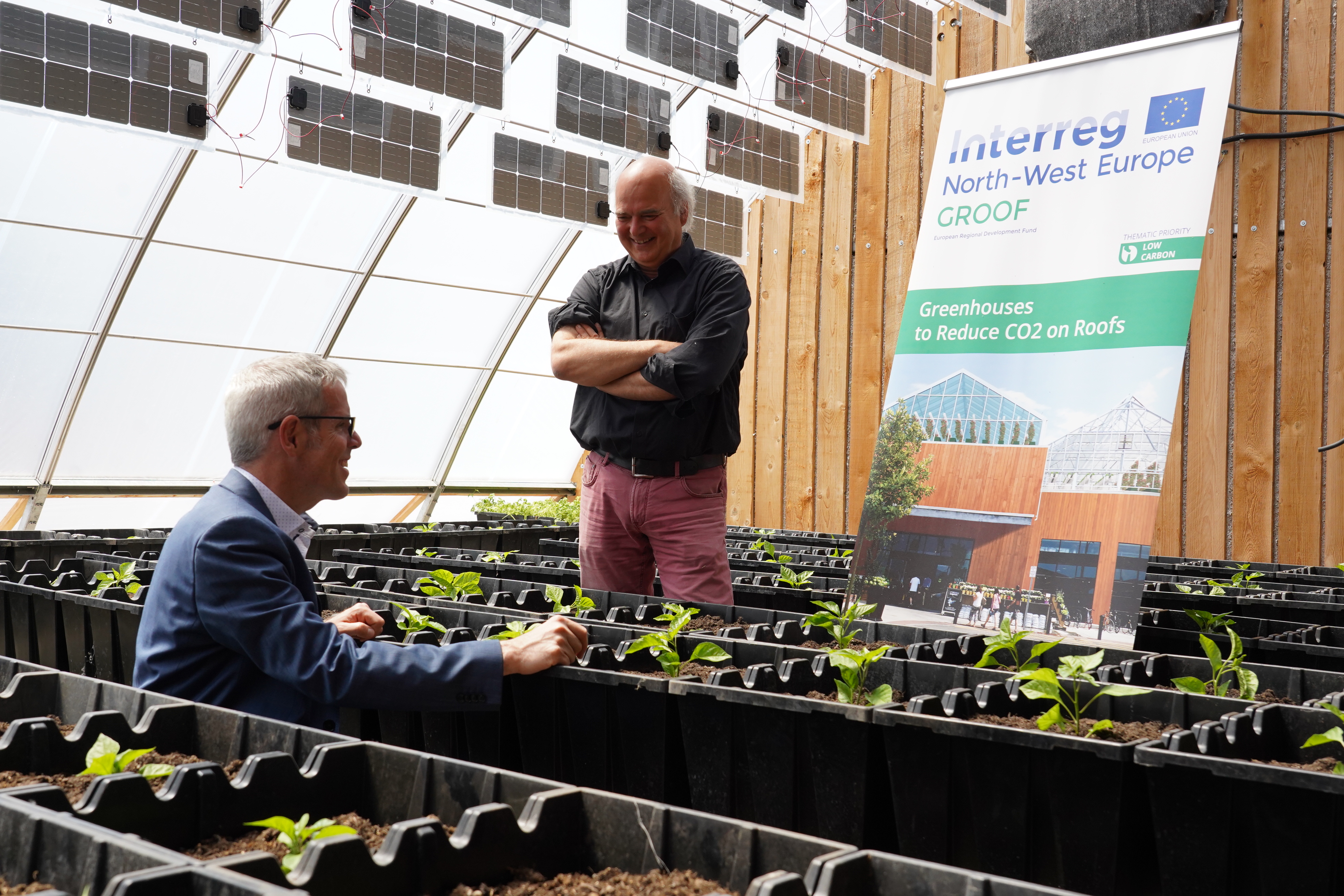 Landrat Christian Engelhardt (links) schaute sich in Bürstadt Franz Schreiers (rechts) Gewächshaus der Zukunft an. Landrat Christian Engelhardt (links) schaute sich in Bürstadt Franz Schreiers (rechts) Gewächshaus der Zukunft an.
