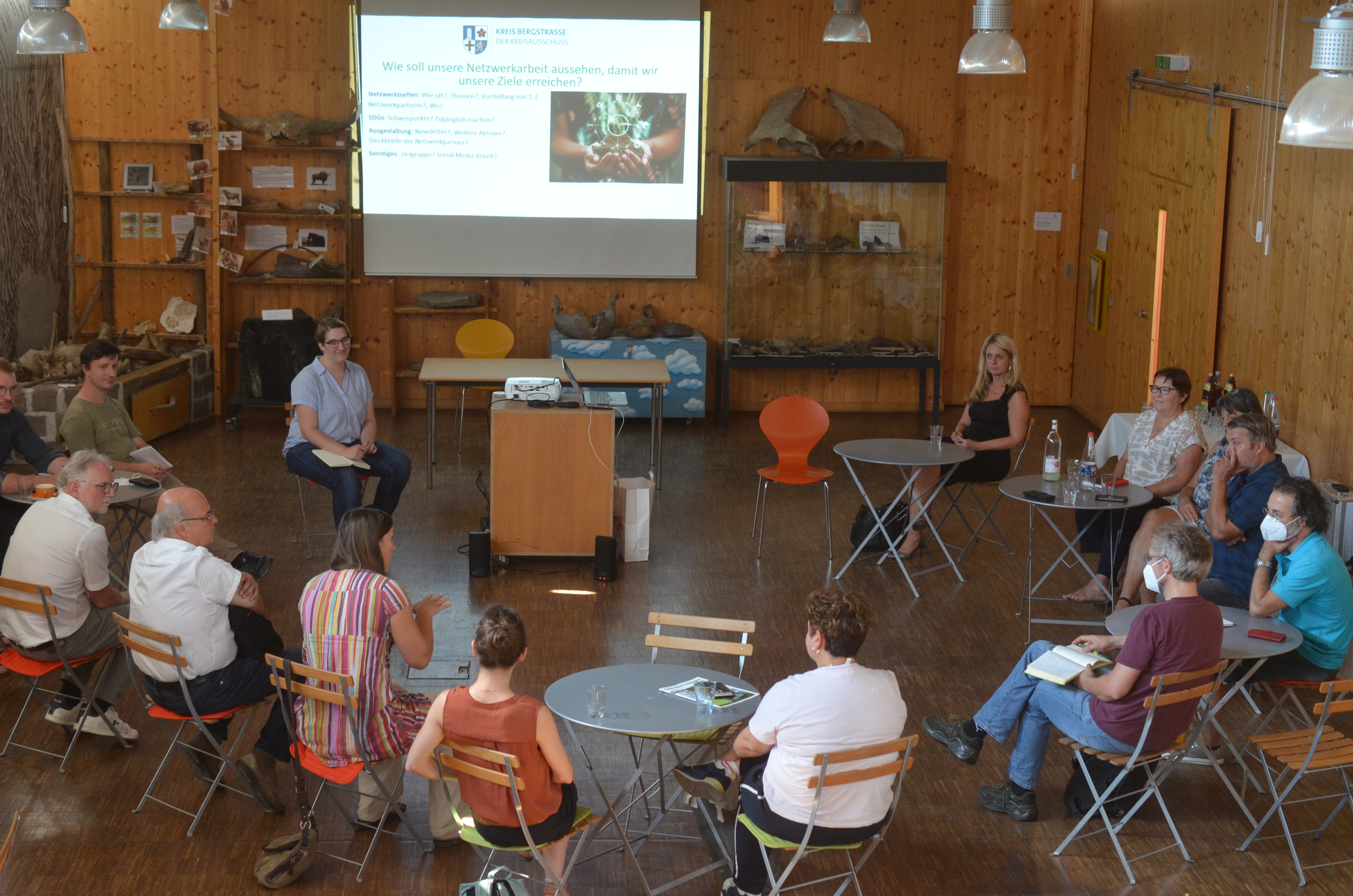 Rund 15 Teilnehmende fanden sich zum ersten Treffen des Bergsträßer BNE-Netzwerks im Naturschutzzentrum Bergstraße zusammen.