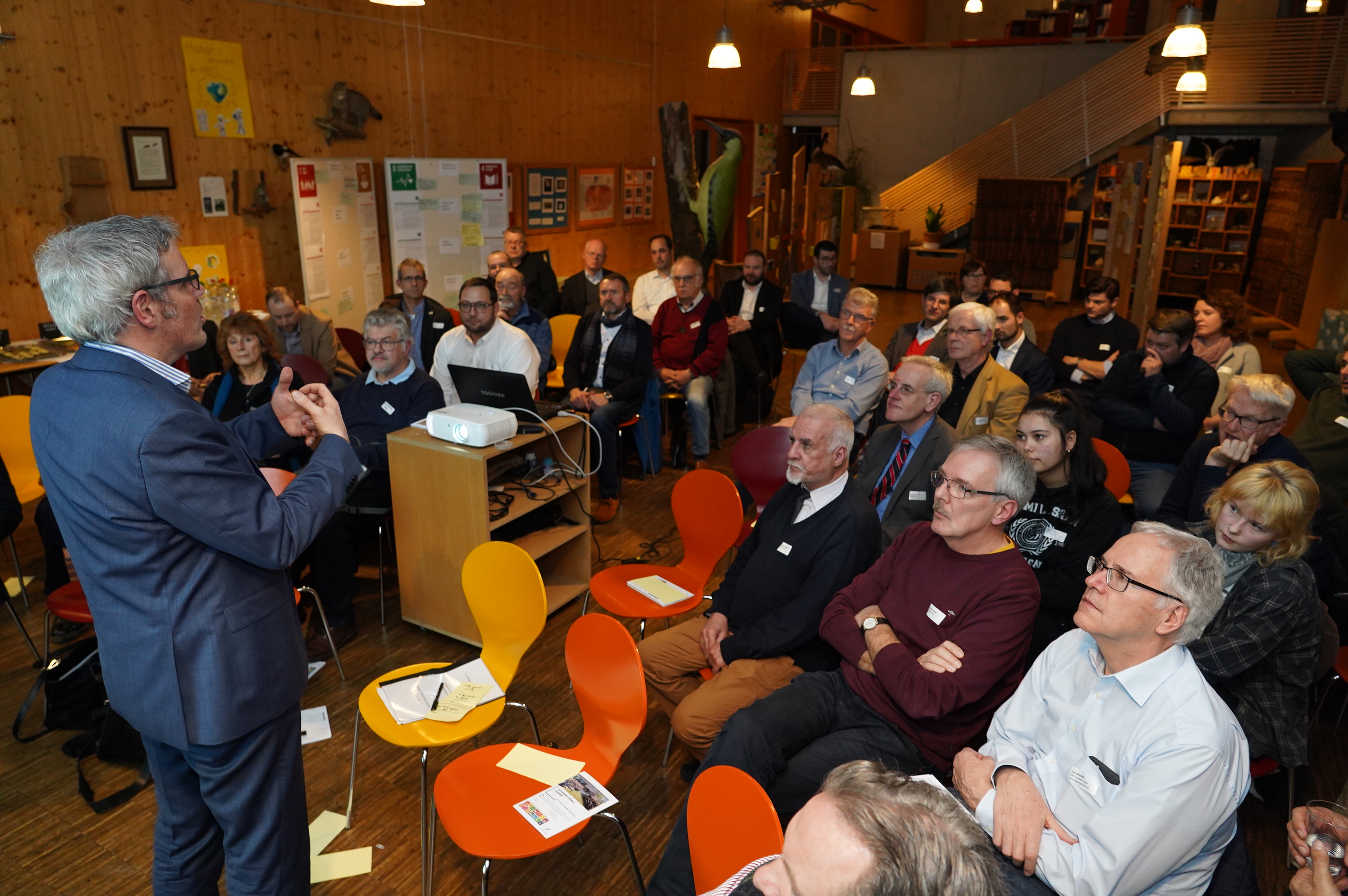 Die konstituierende Sitzung des Nachhaltigkeitsbeirats fand im Naturschutzzentrum des Kreises Bergstraße in Bensheim statt. Landrat Christian Engelhardt hält einen Vortrag vor den Mitgliedern des Nachhaltigkeitsbeirats im Naturschutzzentrum Bensheim.