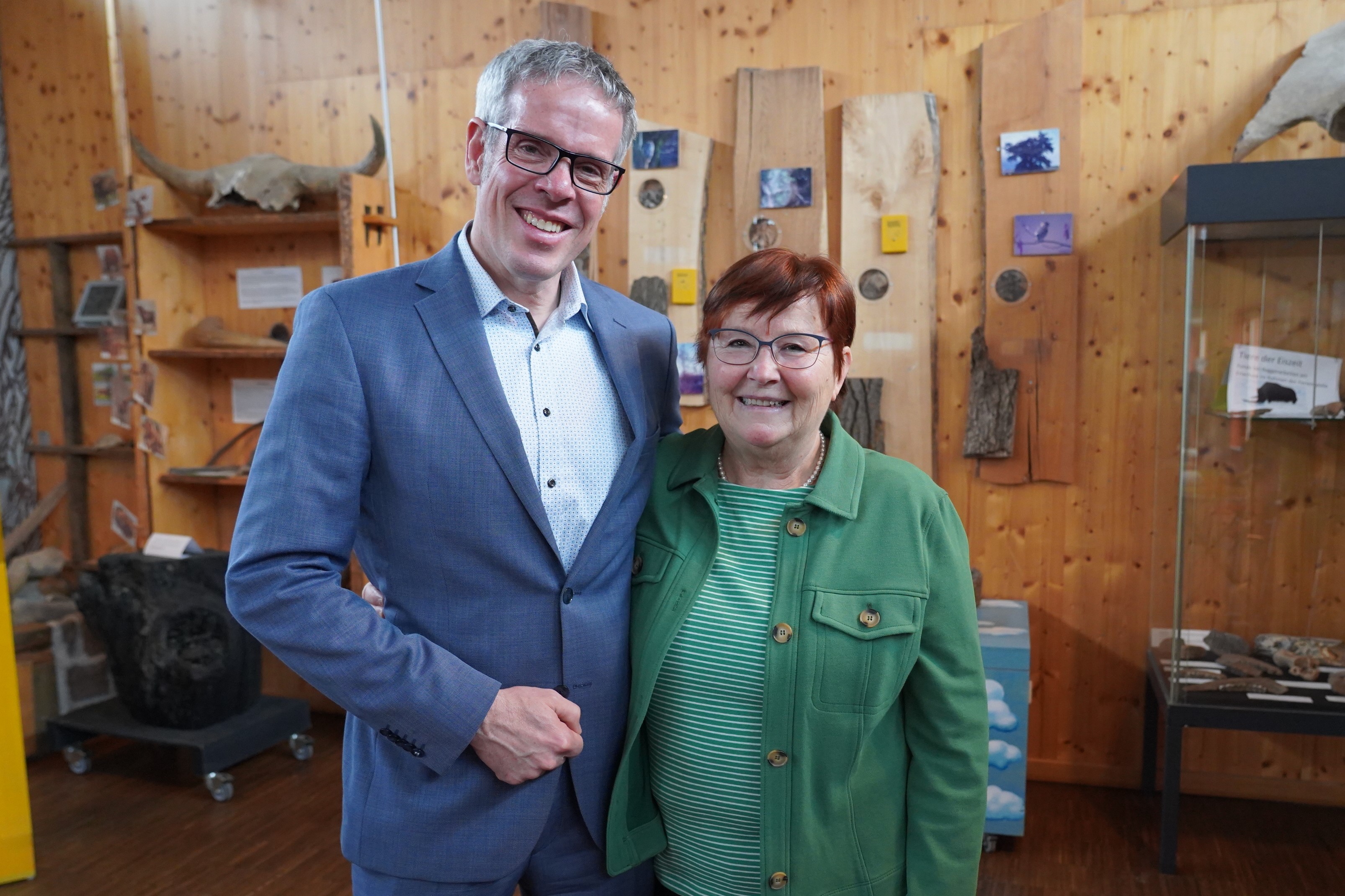Landrat Christian Engelhardt (links) würdigte die Verdienste von Veronika Lindmayer (rechts), der langjährigen pädagogischen Leiterin des Naturschutzzentrums Bergstraße. Landrat Christian Engelhardt (links) würdigte die Verdienste von Veronika Lindmayer (rechts), der langjährigen pädagogischen Leiterin des Naturschutzzentrums Bergstraße.