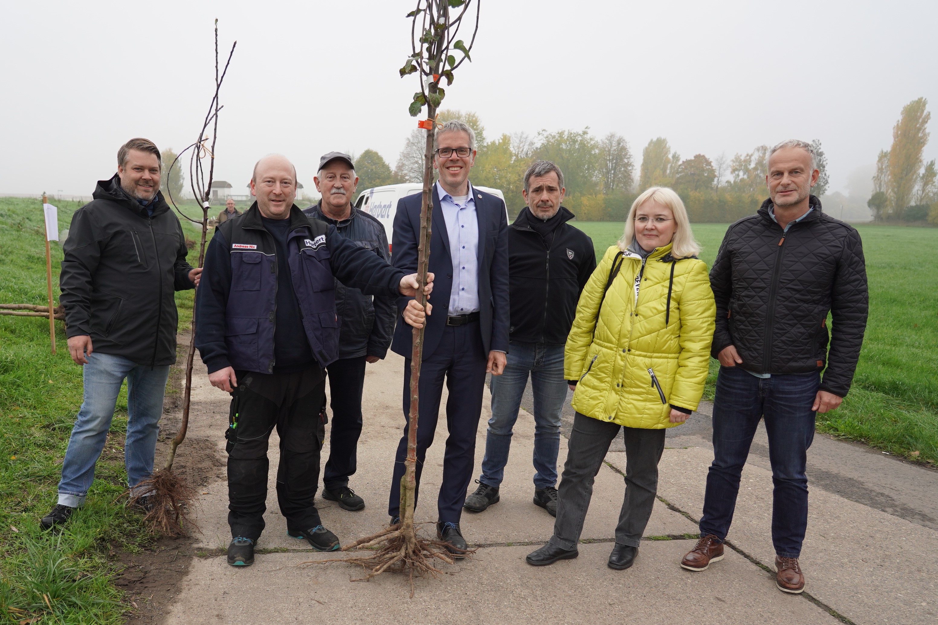 Landrat Christian Engelhardt (Mitte) mit Florian Schumacher von der Initiative Streuobstwiesenretter (ganz links), dem Geschäftsführer Gewässerverband Bergstraße Ulrich Androsch (3. v. rechts.) sowie Ute Schollmaier (2. v. re.) und Thomas Renkert (ganz rechts) von der Abteilung „Ländlicher Raum“ der Kreisverwaltung bei der Übergabe der bestellten Obstbäume an zwei Bürger. Landrat Christian Engelhardt (Mitte) mit Florian Schumacher von der Initiative Streuobstwiesenretter (ganz links), dem Geschäftsführer Gewässerverband Bergstraße Ulrich Androsch (3. v. rechts.) sowie Ute Schollmaier (2. v. re.) und Thomas Renkert (ganz rechts) von der Abteilung „Ländlicher Raum“ der Kreisverwaltung bei der Übergabe der bestellten Obstbäume an zwei Bürger.