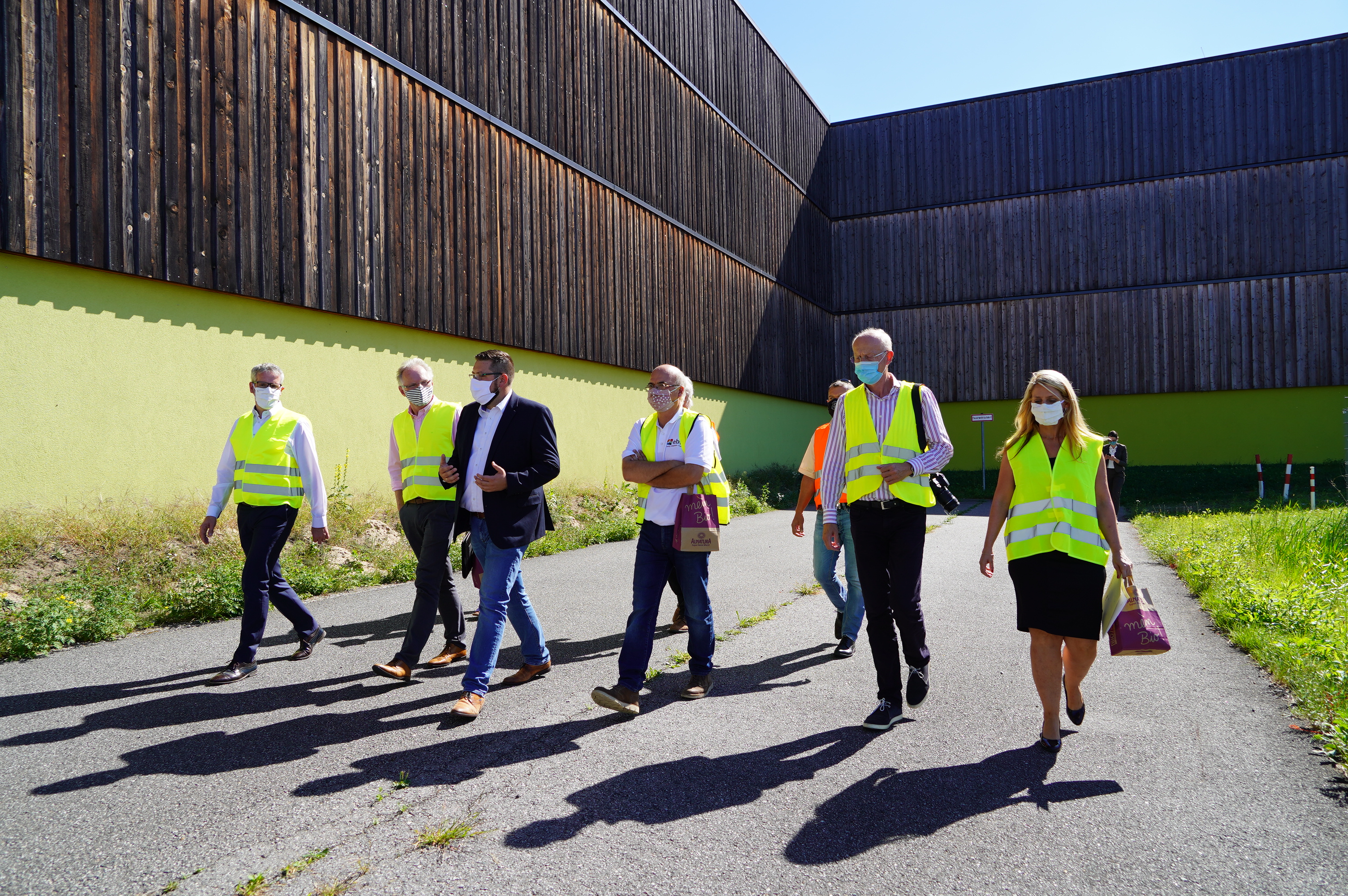 Besichtigten gemeinsam das Holz-Hochregallager von Alnatura in Lorsch: (v.l.n.r.) Landrat Christian Engelhardt, Klimaschutzmanager Reiner Pfuhl, Simon Schmitt (SCO bei Alnatura), Franz Schreier (Geschäftsführer EBF GmbH), Dr. Claus Peinemann (VRRN) und Corinna Simeth (Leiterin der Abteilung Grundsatz und Kreisentwicklung beim Kreis Bergstraße). Besichtigten gemeinsam das Holz-Hochregallager von Alnatura in Lorsch: (v.l.n.r.) Landrat Christian Engelhardt, Klimaschutzmanager Reiner Pfuhl, Simon Schmitt (SCO bei Alnatura), Franz Schreier (Geschäftsführer EBF GmbH), Dr. Claus Peinemann (VRRN) und Corinna Simeth (Leiterin der Abteilung Grundsatz und Kreisentwicklung beim Kreis Bergstraße).