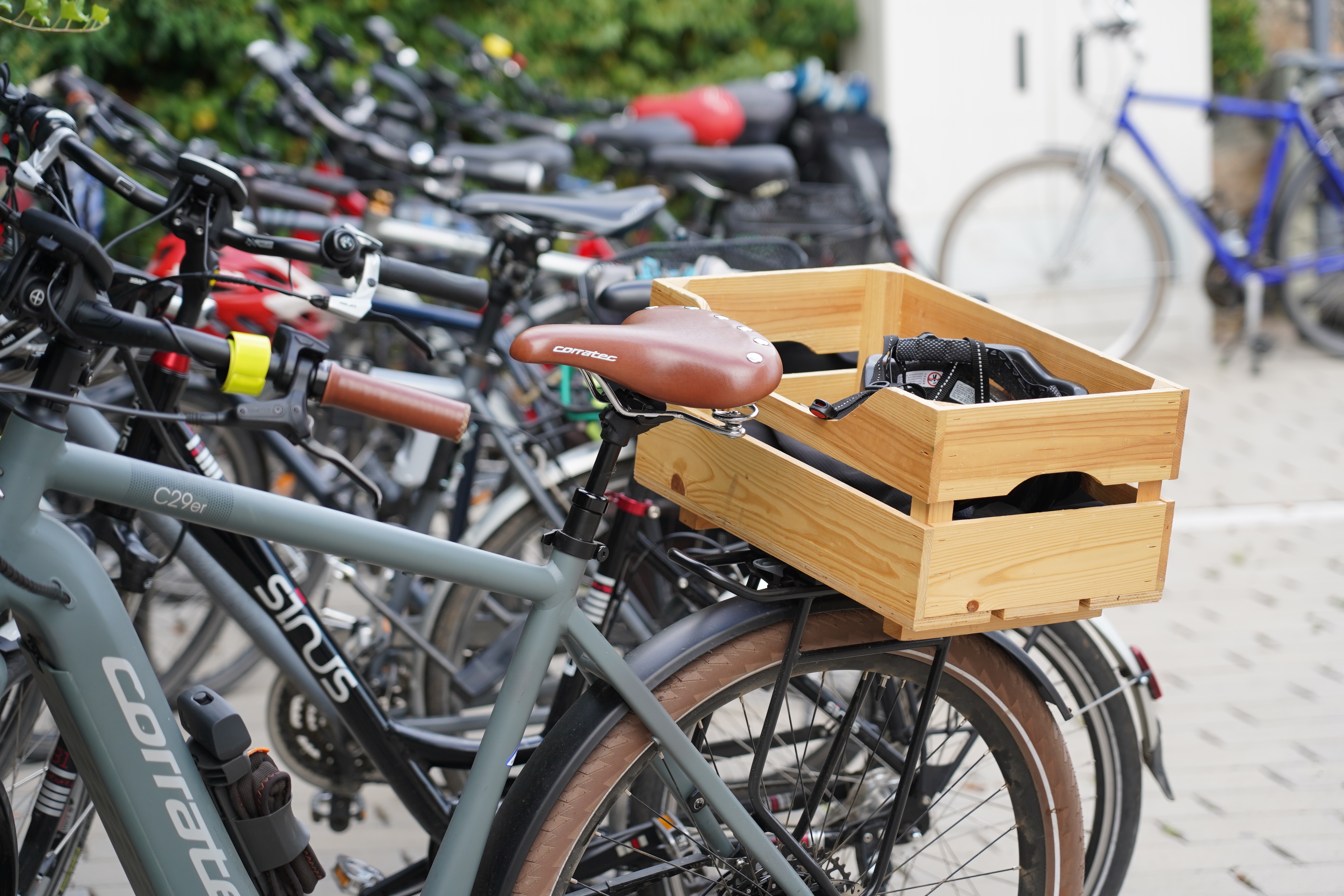 Mehr und verbesserte Abstellmöglichkeiten für Fahrräder ist nur eine der rund 30 vorgeschlagenen Maßnahmen des neuen Mobilitätsplans für die Bergsträßer Kreisverwaltung. Mehr und verbesserte Abstellmöglichkeiten für Fahrräder ist nur eine der rund 30 vorgeschlagenen Maßnahmen des neuen Mobilitätsplans für die Bergsträßer Kreisverwaltung.
